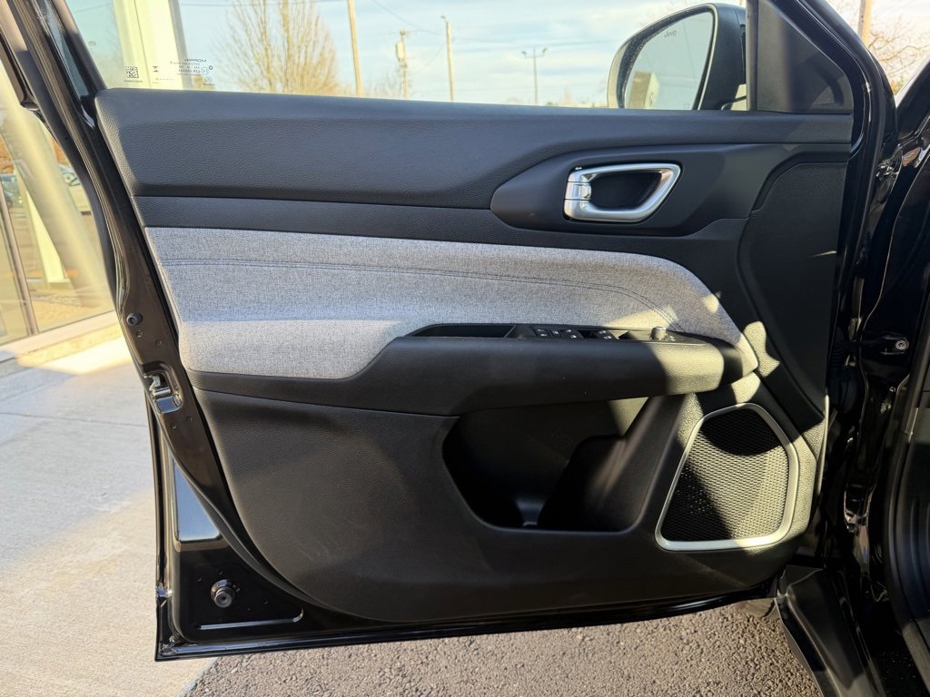 Used 2024 Jeep Compass Latitude image 11