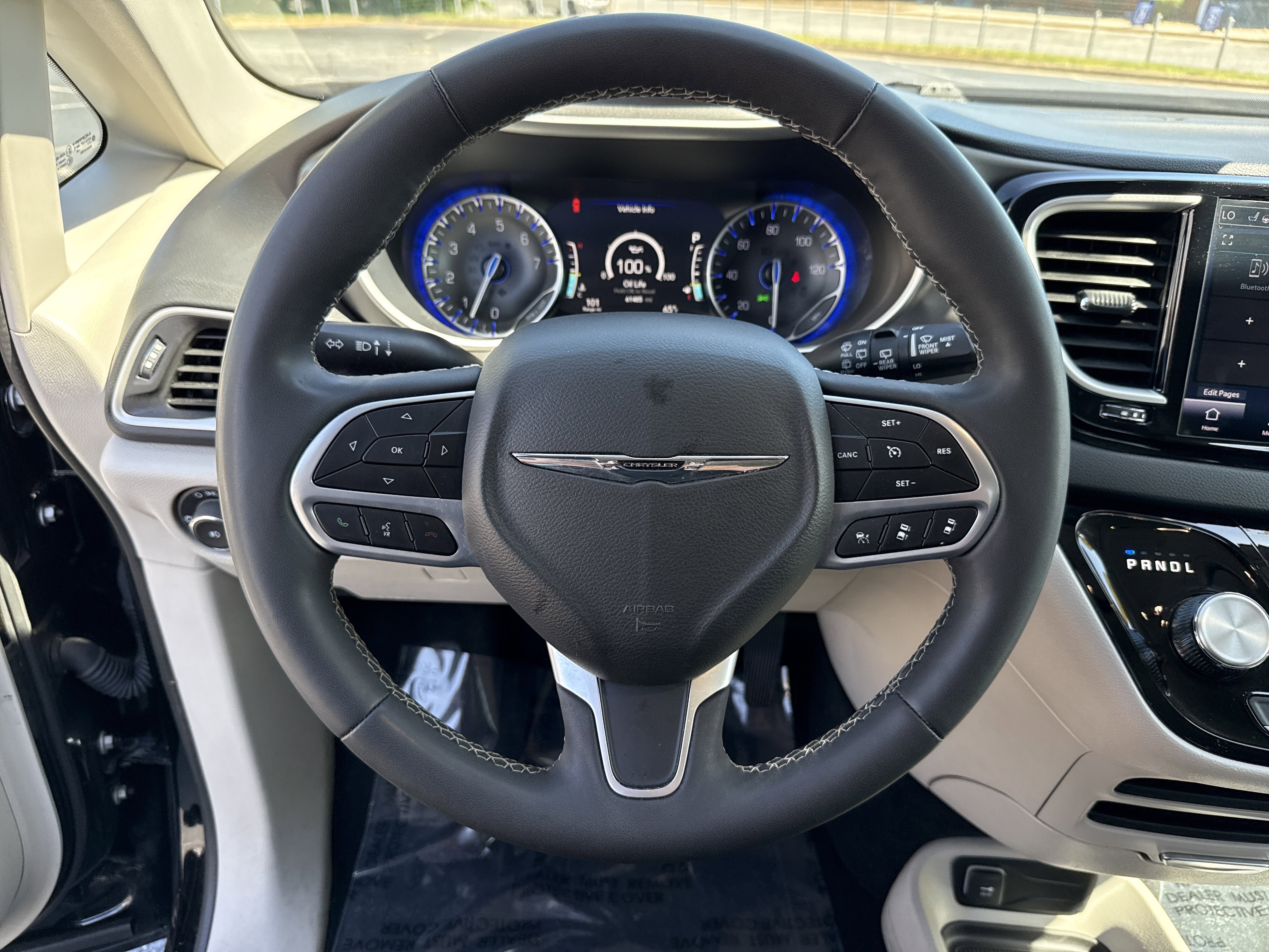 Used 2024 Chrysler Pacifica Touring-L FWD image 18