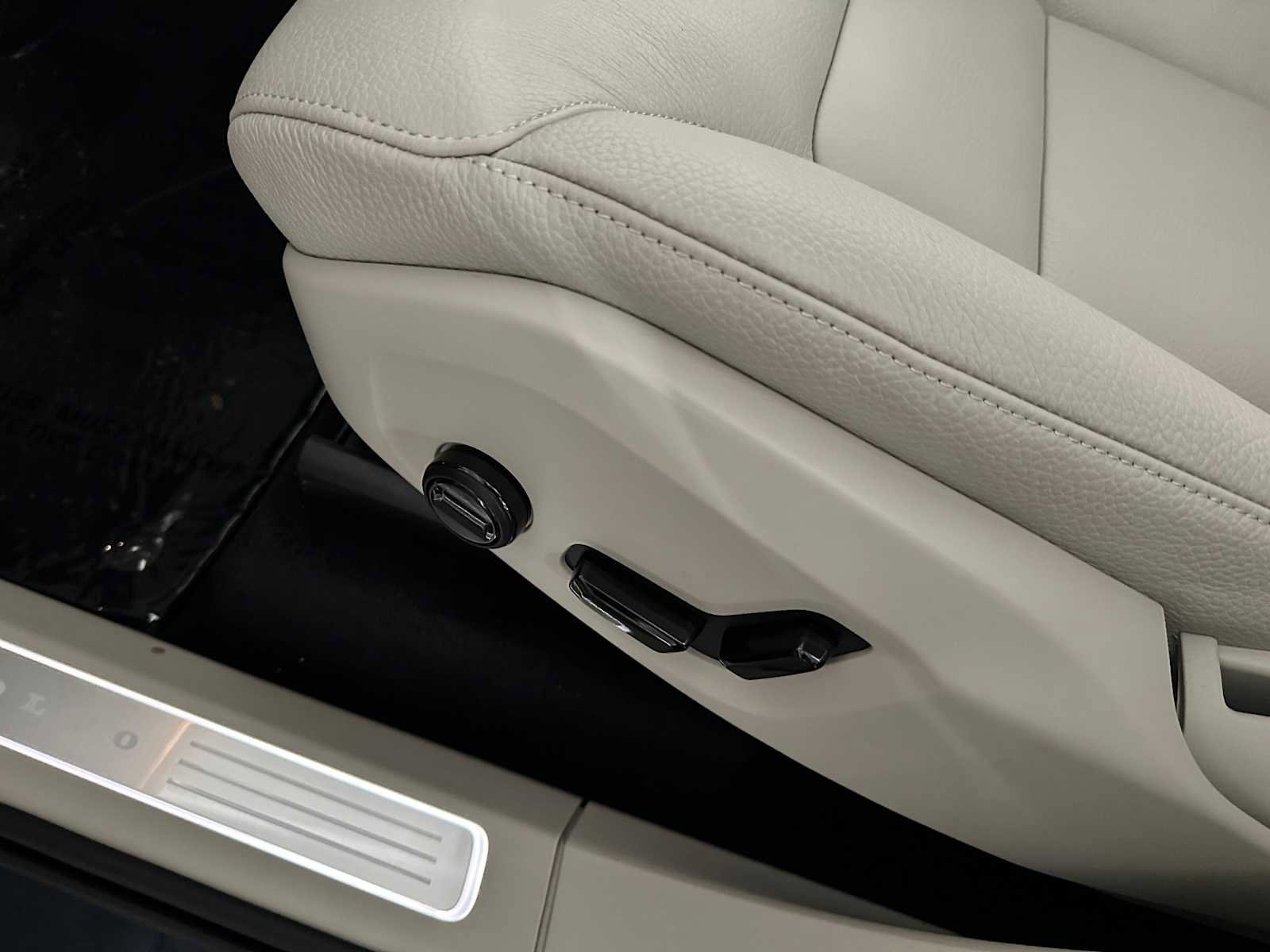 Used 2023 Volvo XC90 B5 Plus w/ Protection Package Premier image 18