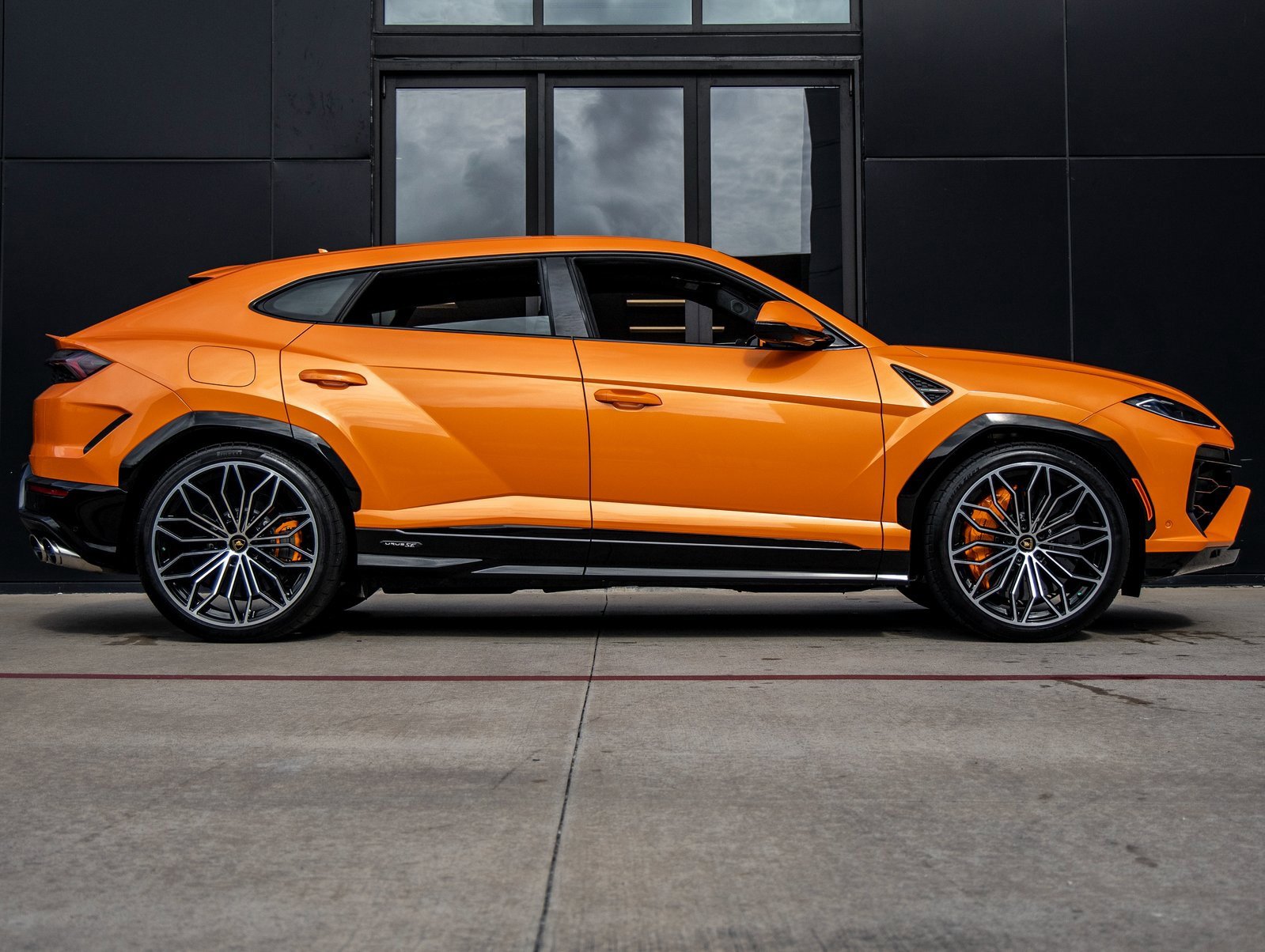 Used 2025 Lamborghini Urus SE image 10