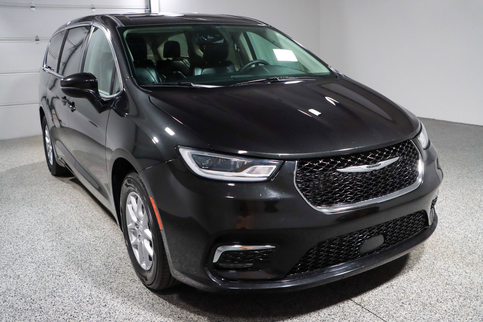 Used 2023 Chrysler Pacifica Touring-L FWD image 5