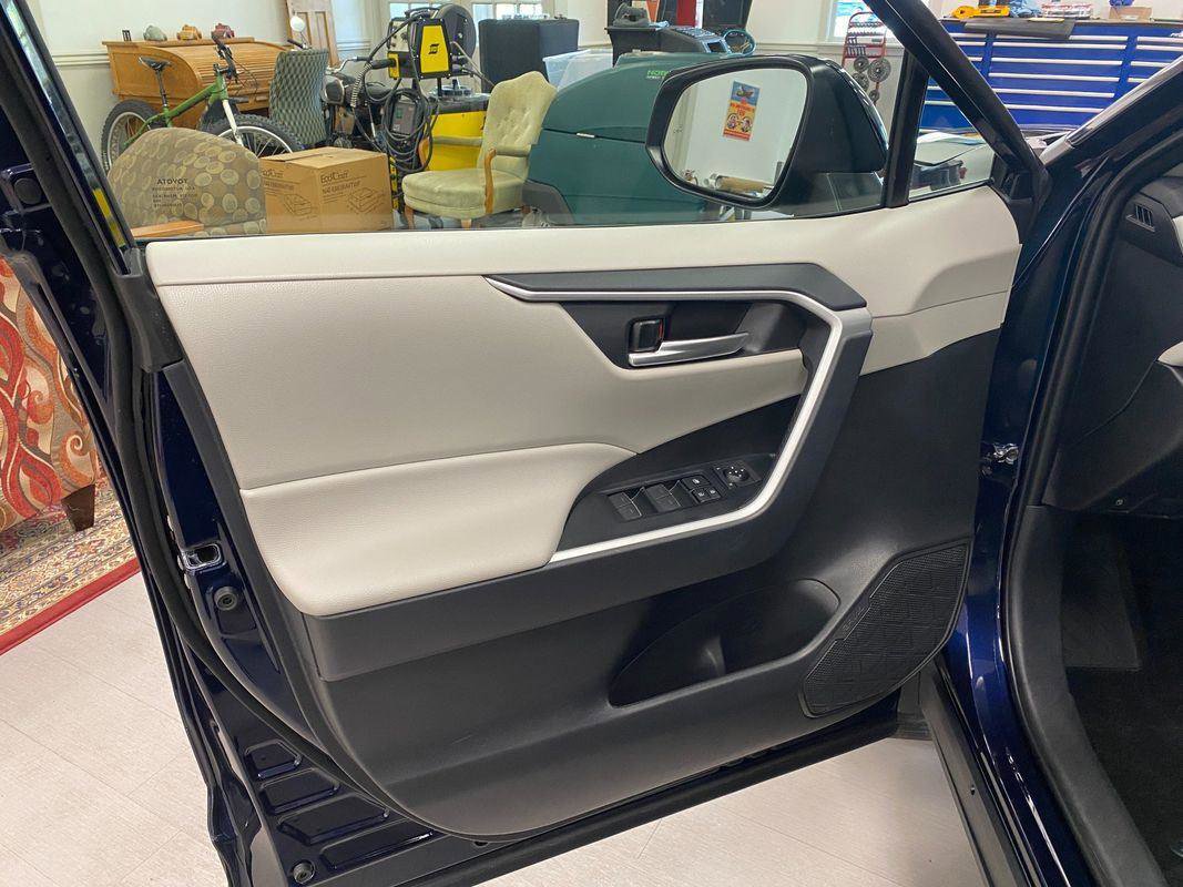 Used 2025 Toyota RAV4 XLE image 11