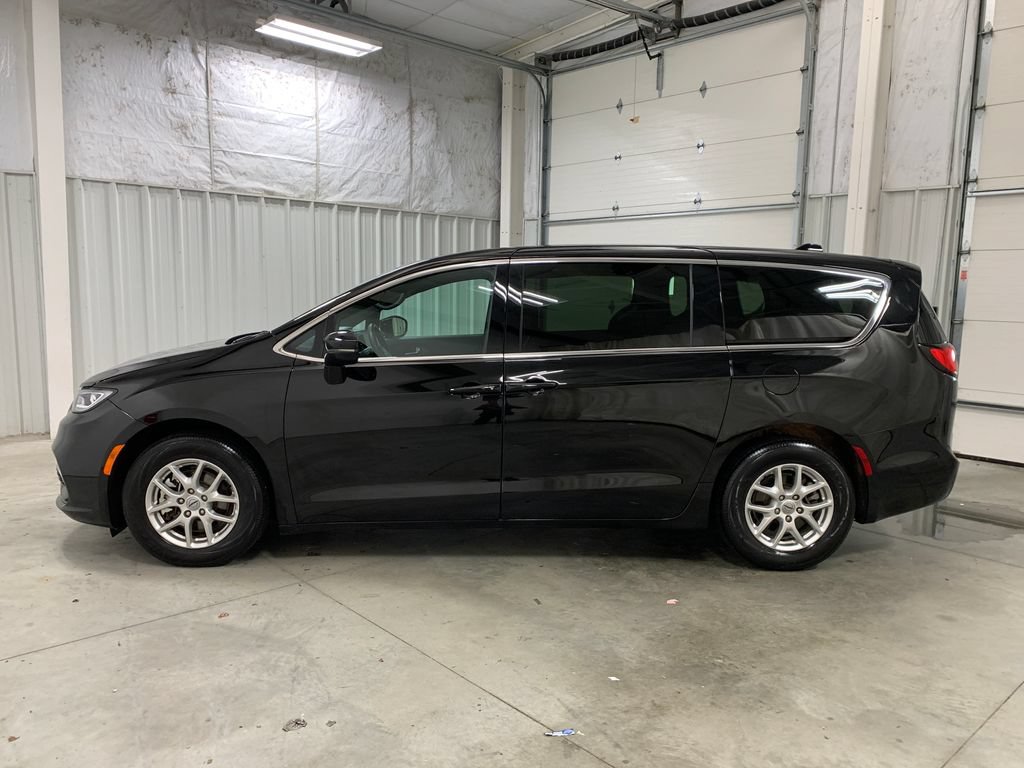 Used 2025 Chrysler Pacifica Select FWD image 4