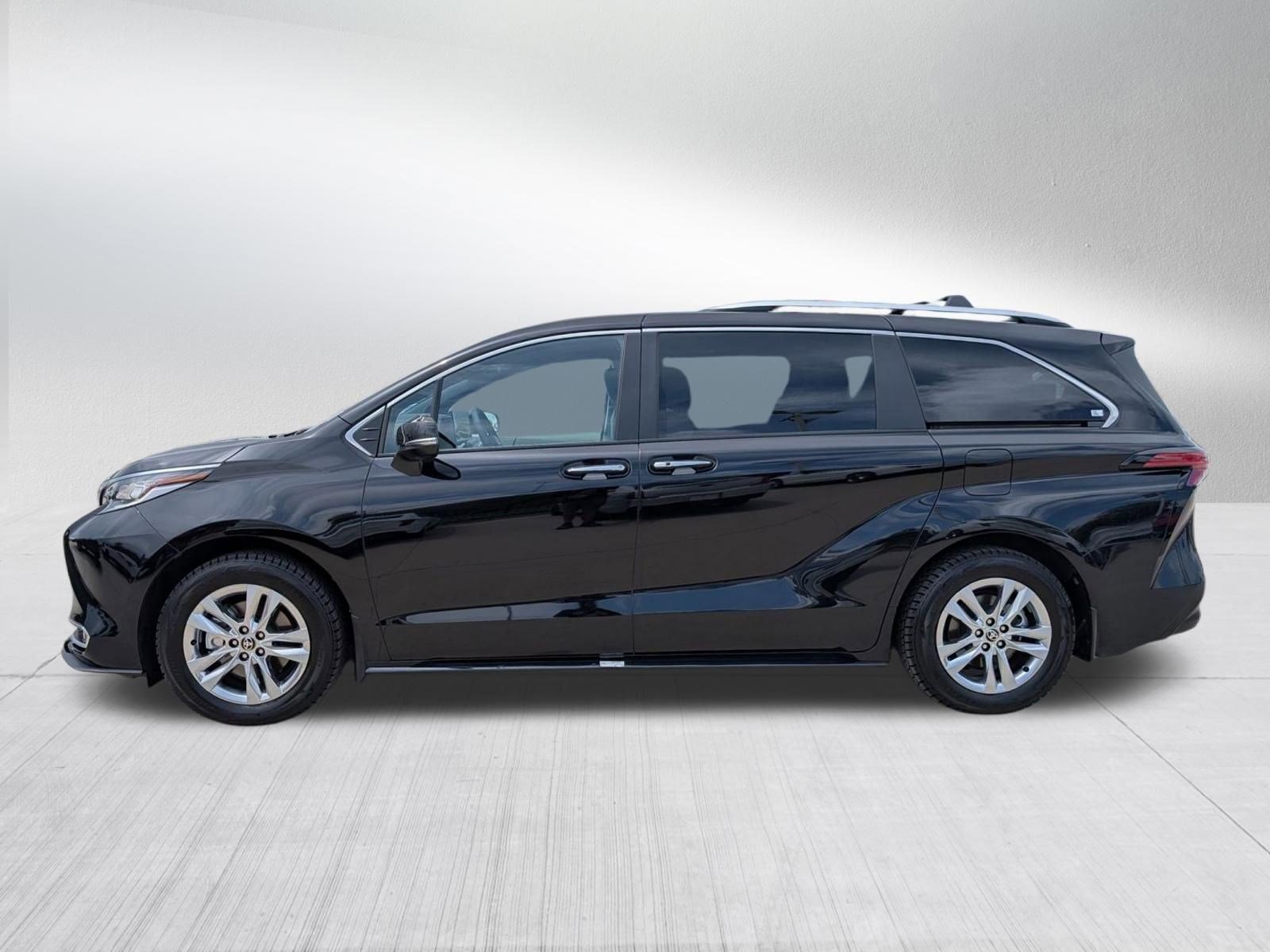 Used 2025 Toyota Sienna Limited AWD/4WD image 2