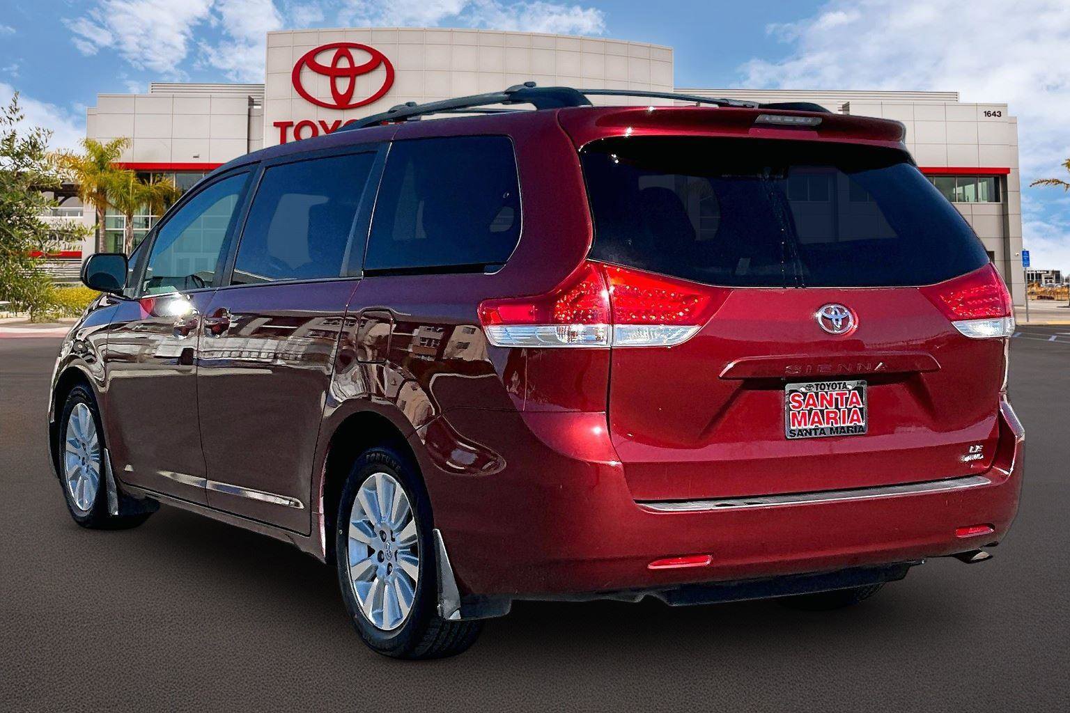 Used 2013 Toyota Sienna LE w/ Towing Pkg image 2