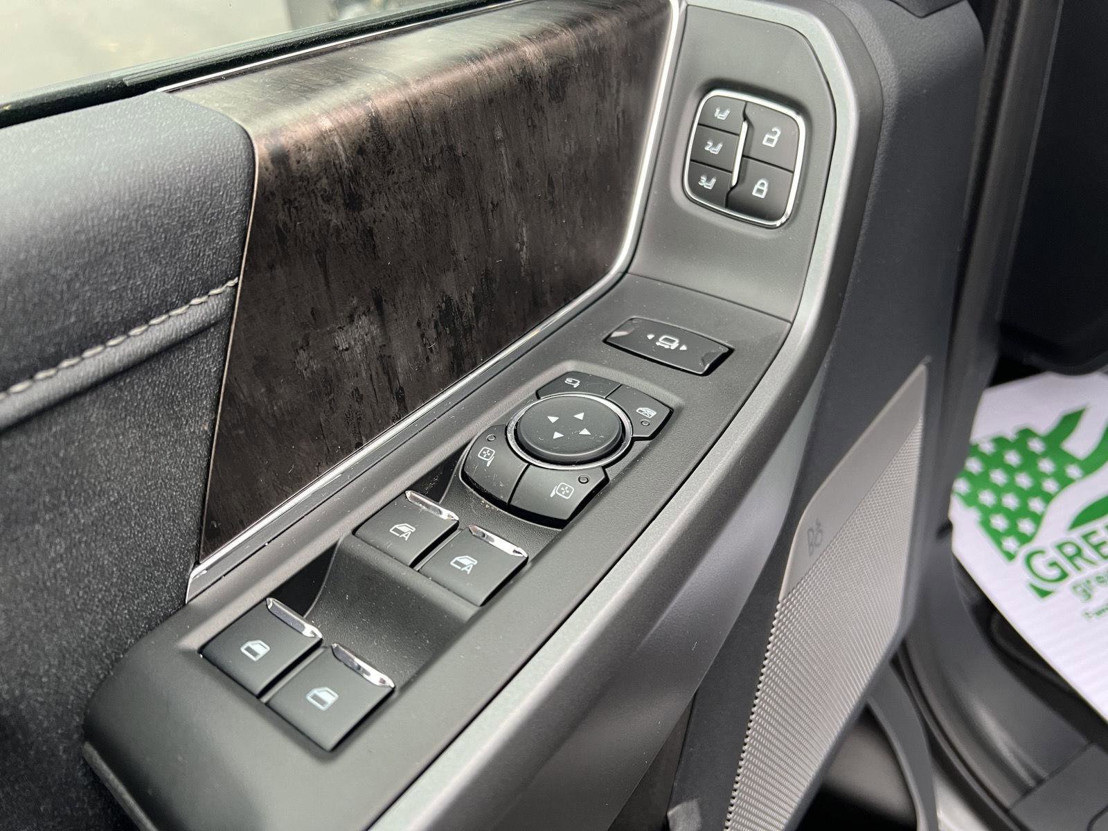 New 2026 Ford F350 Lariat w/ Black Appearance Package image 17