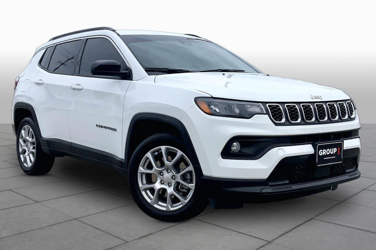 Used 2024 Jeep Compass Latitude AWD/4WD image 3