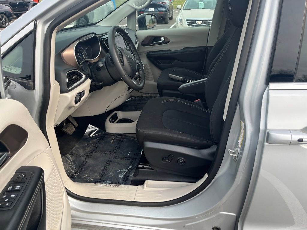 Used 2024 Chrysler Voyager LX FWD image 10