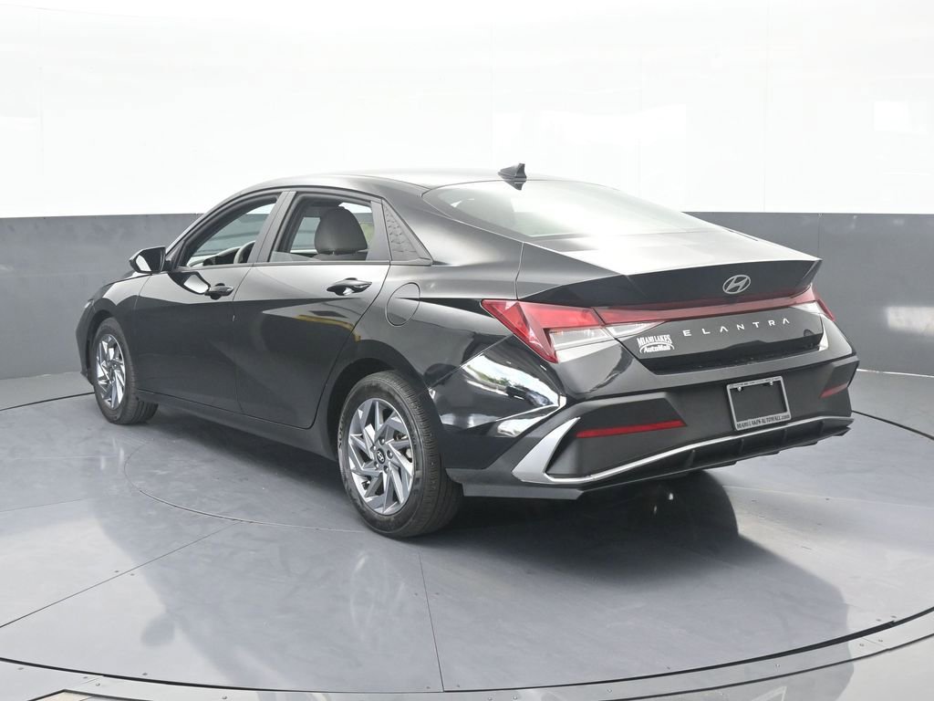 Used 2024 Hyundai Elantra SEL image 4