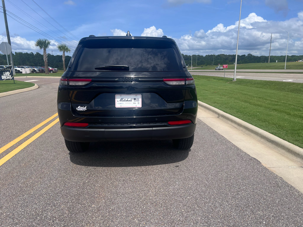 Certified 2025 Jeep Grand Cherokee Altitude RWD image 5