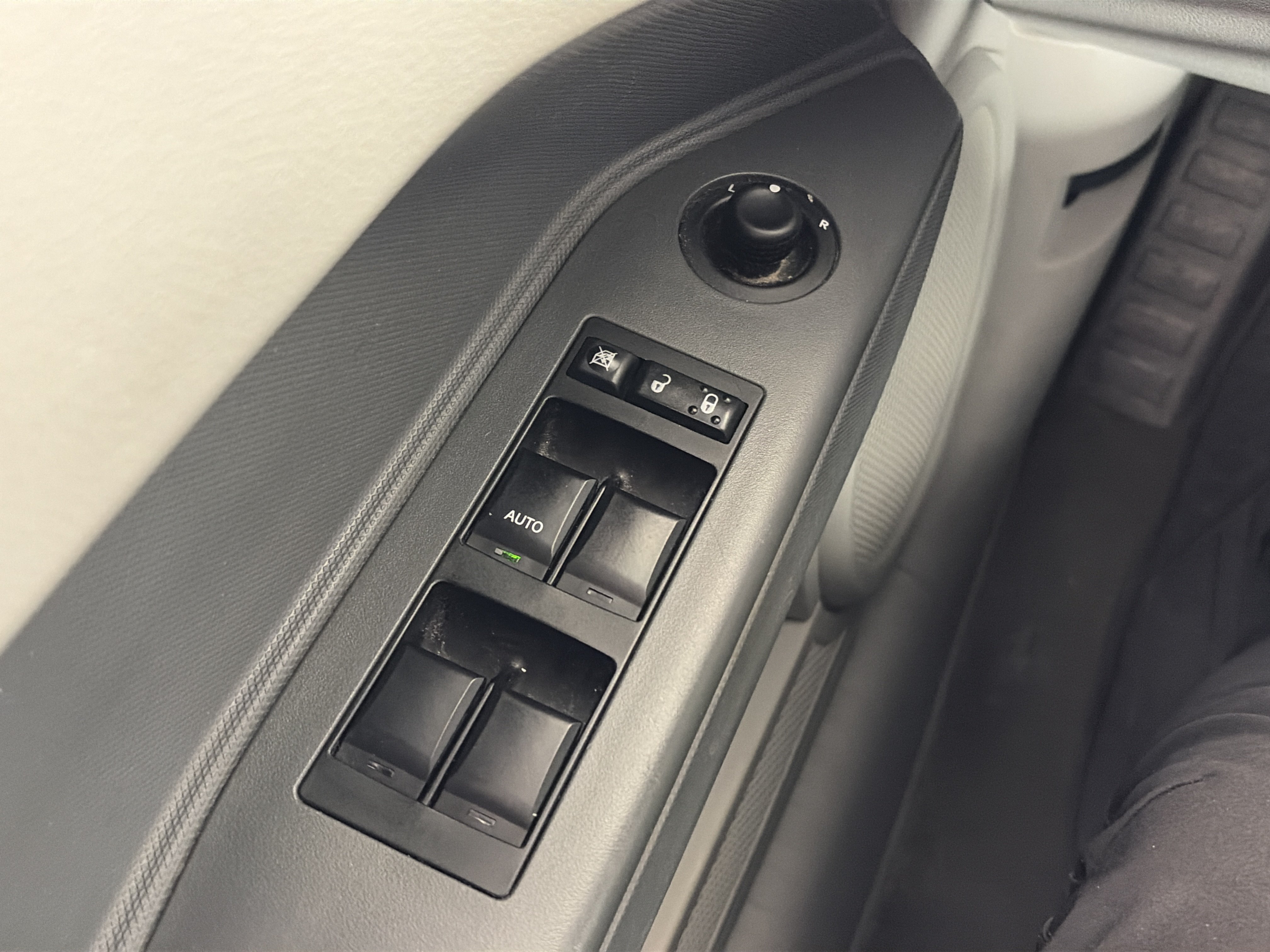 Used 2007 Dodge Caliber SXT w/ Driver Convenience Group FWD image 27