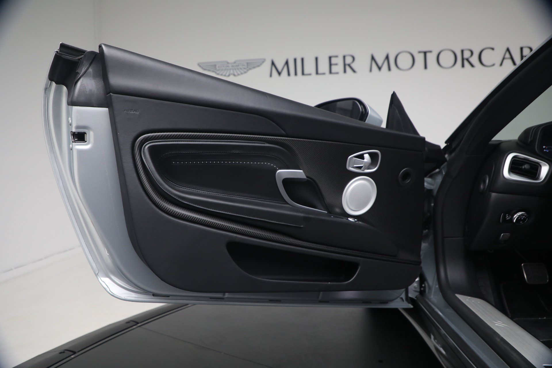 Used 2019 Aston Martin DB11 Volante RWD image 36