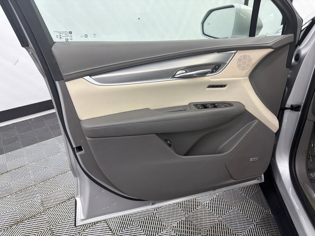 Used 2018 Cadillac XT5 Luxury w/ Driver Awareness Package image 11