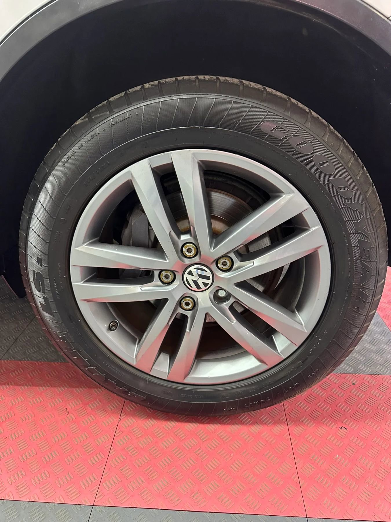 Used 2015 Volkswagen Touareg VR6 image 40