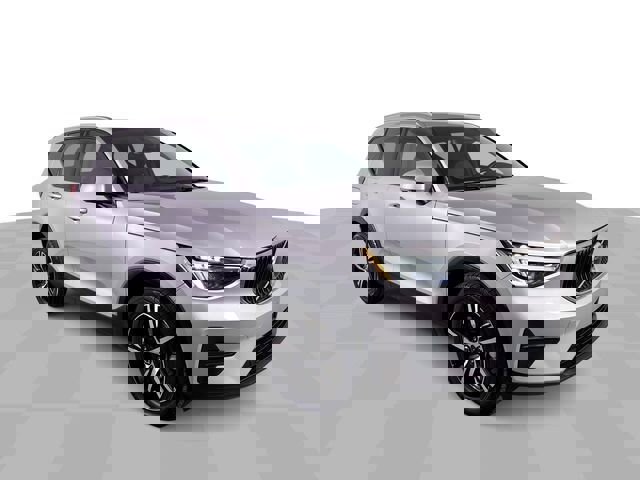 Used 2023 Volvo XC40 B5 Core image 3