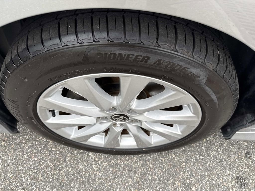 Used 2020 Toyota Camry LE image 12