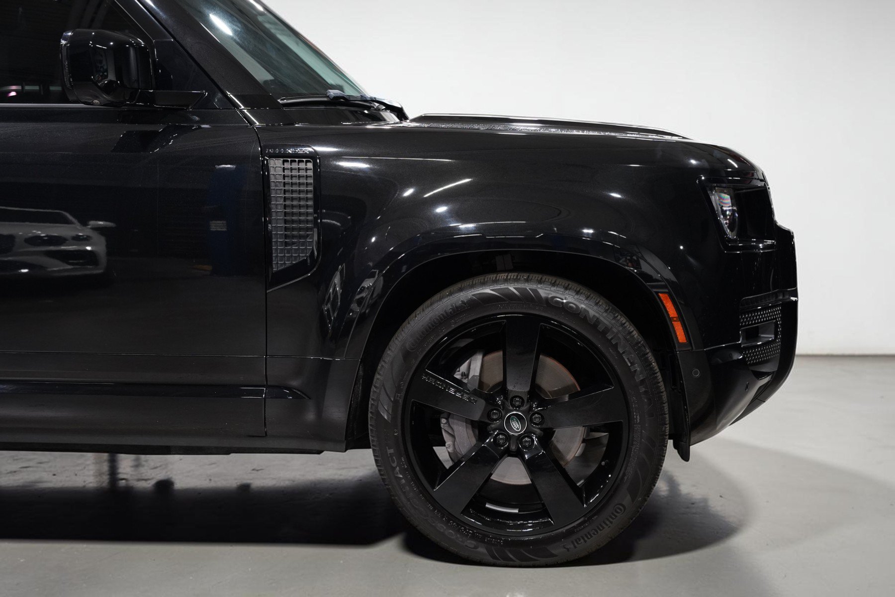 Used 2023 Land Rover Defender 110 X-Dynamic SE AWD/4WD image 4