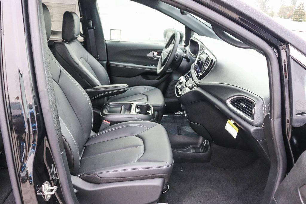New 2027 Chrysler Pacifica Select FWD image 19