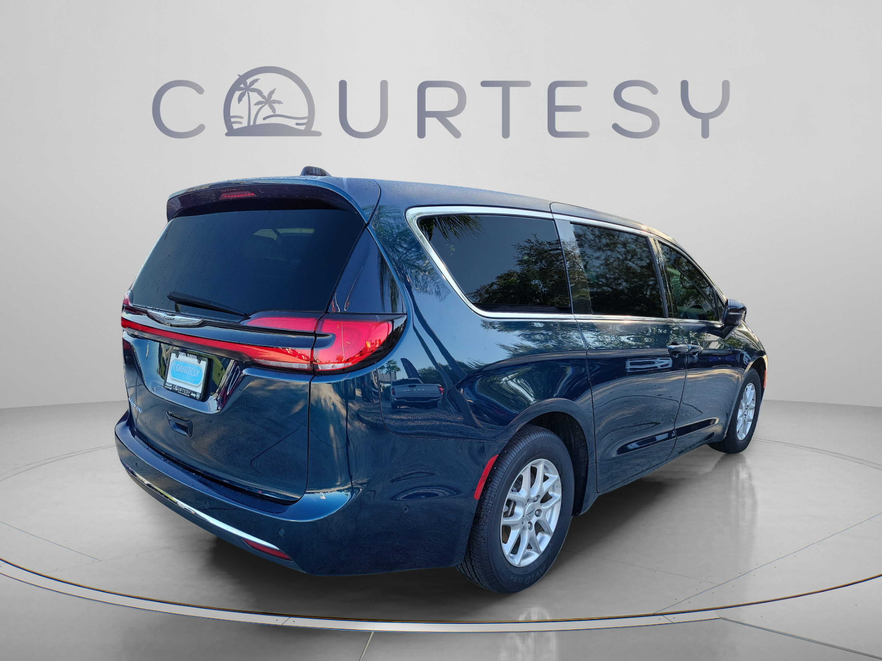 Used 2025 Chrysler Pacifica Select FWD image 3