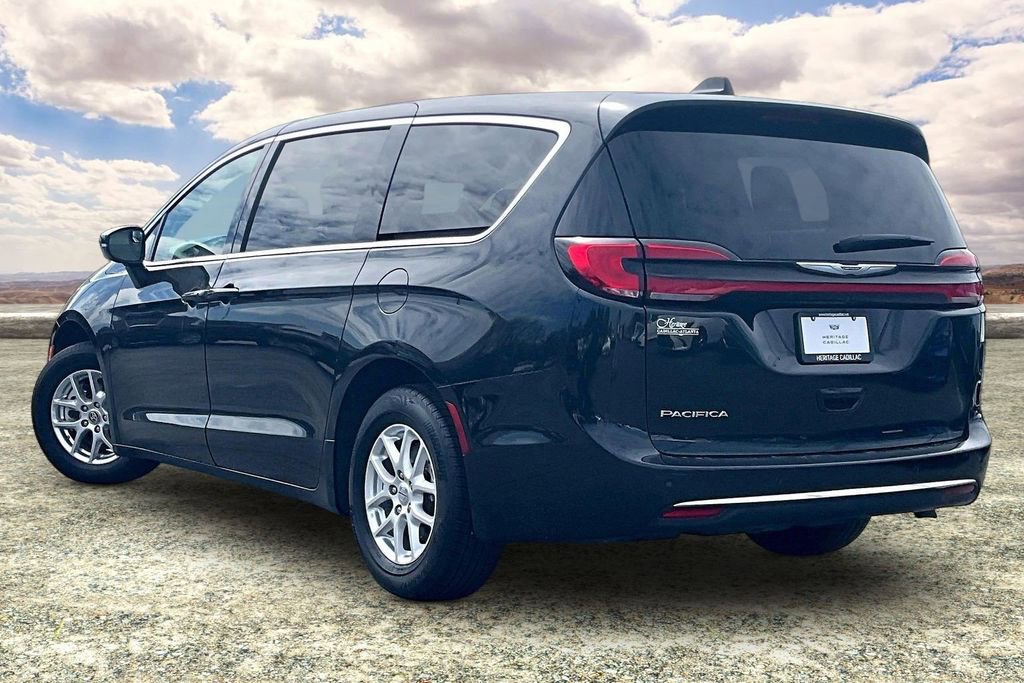 Used 2023 Chrysler Pacifica Touring-L FWD image 4