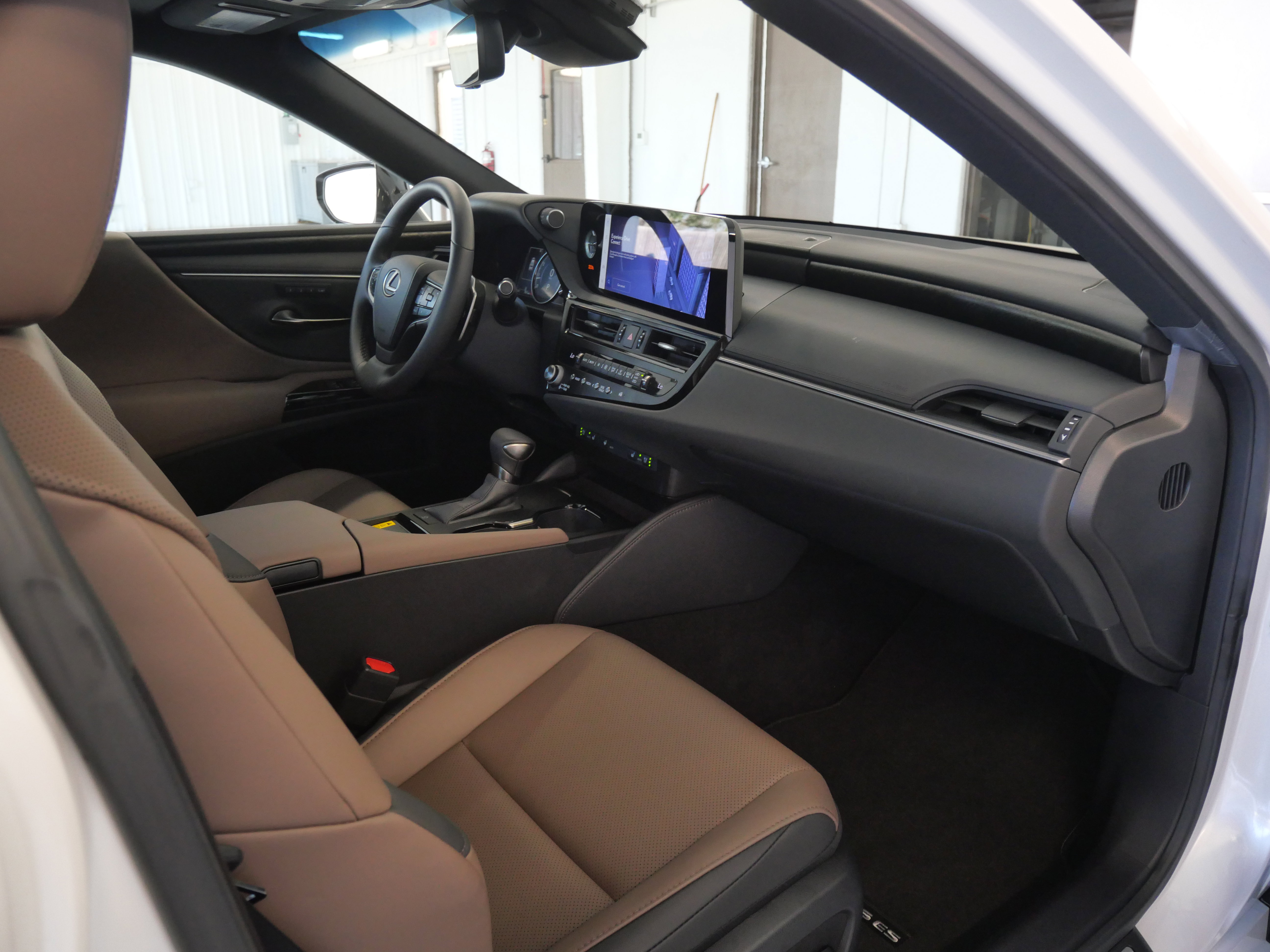 Used 2025 Lexus ES 350 w/ Premium Package image 14