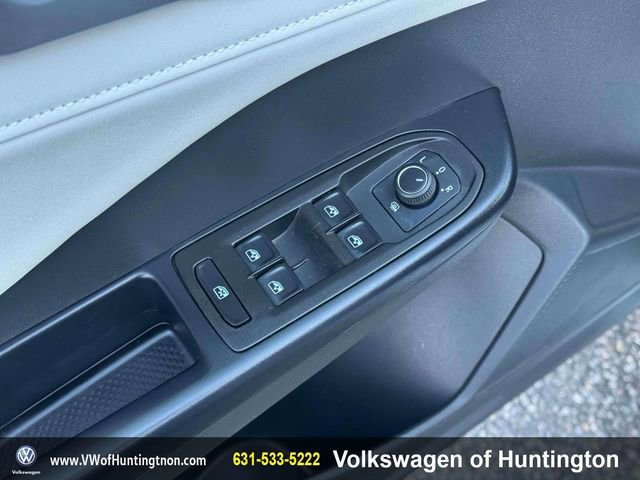 Certified 2025 Volkswagen Taos SE w/ Panoramic Sunroof Package image 17
