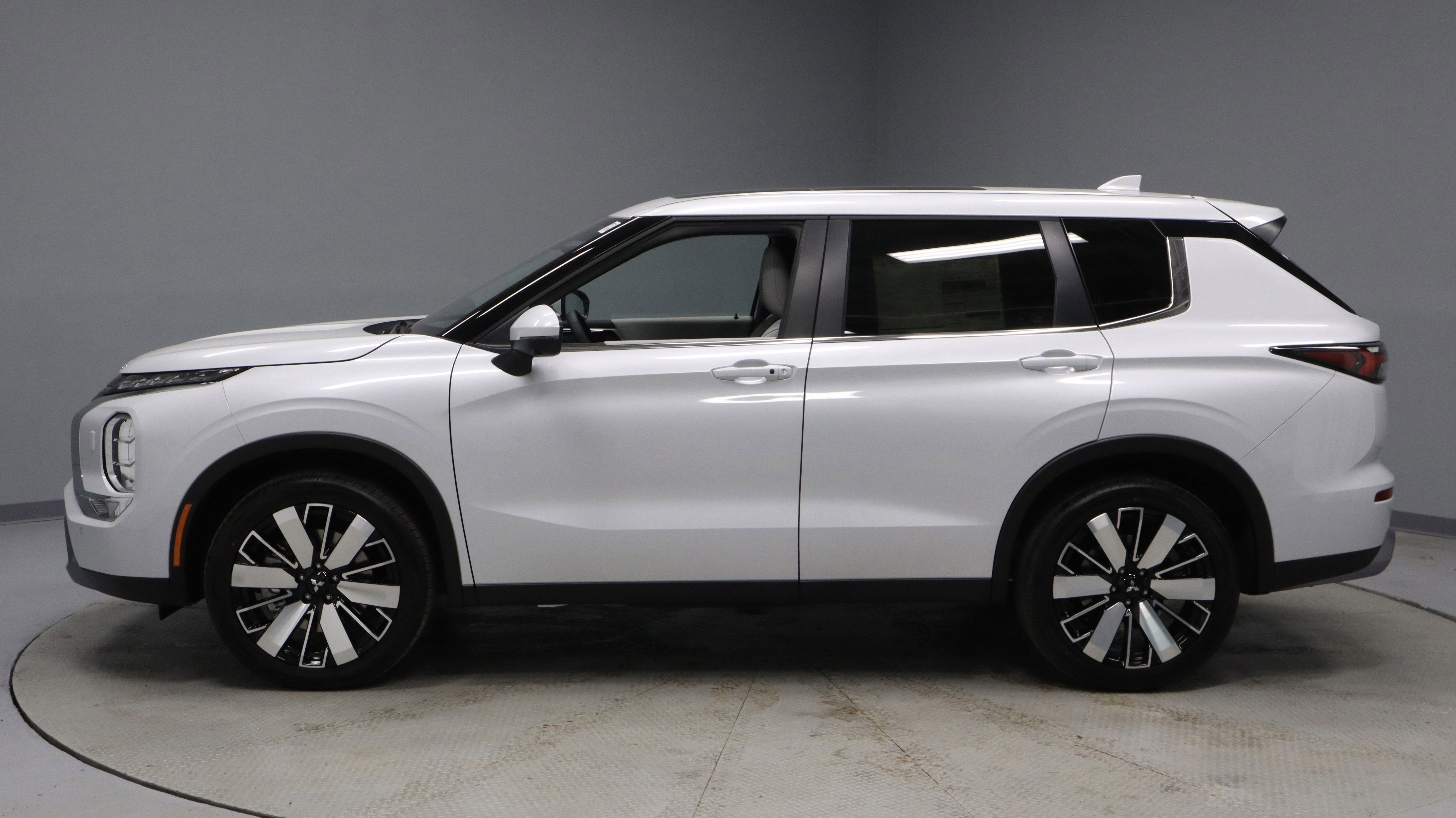 New 2026 Mitsubishi Outlander SE image 5