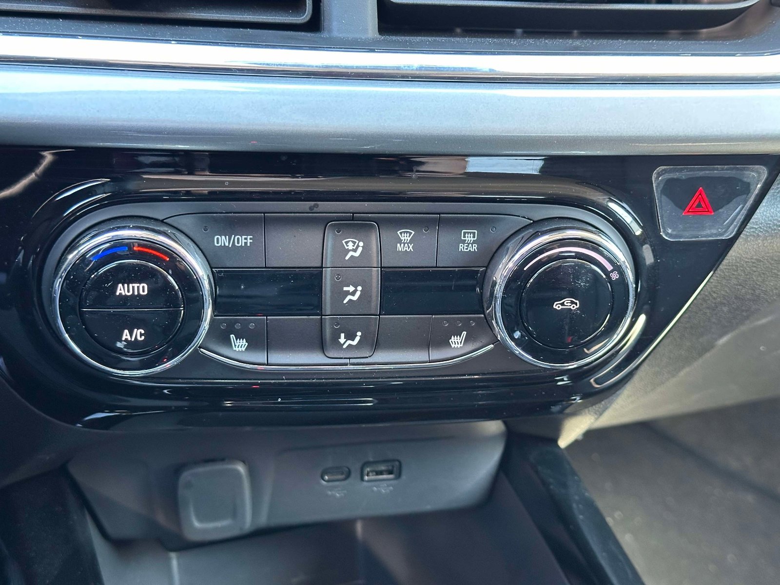 Used 2025 Chevrolet Trax LT w/ Driver Confidence Package image 28