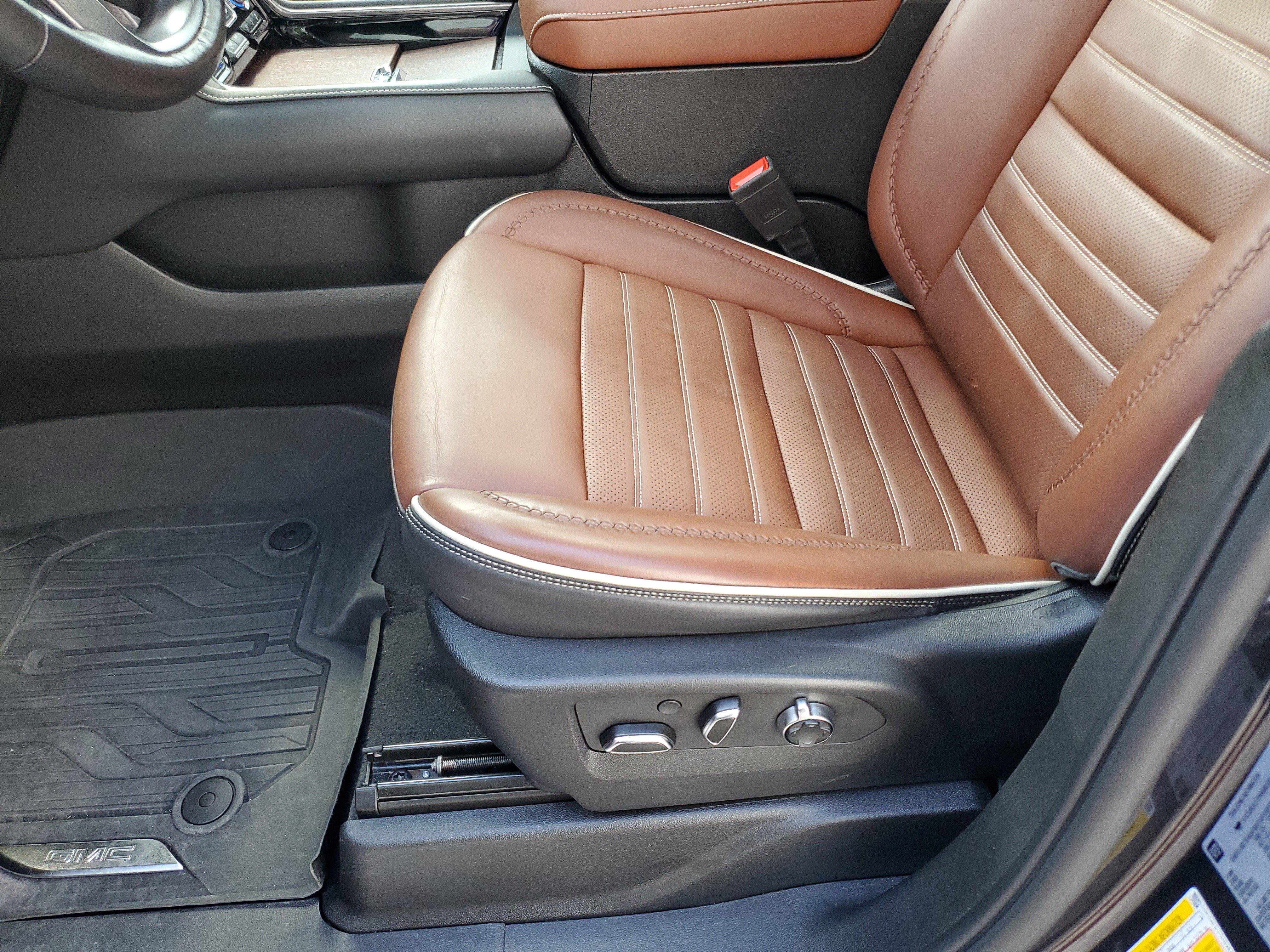 Used 2023 GMC Yukon XL Denali Ultimate w/ LPO, Floor Liner Package AWD/4WD image 24