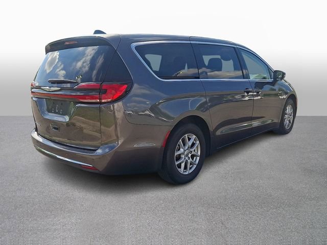 Used 2023 Chrysler Pacifica Touring-L FWD image 4