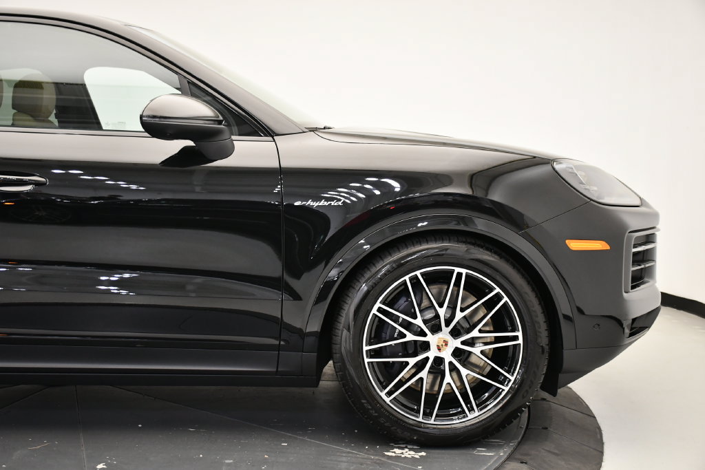 Certified 2025 Porsche Cayenne E-Hybrid Coupe AWD/4WD image 16