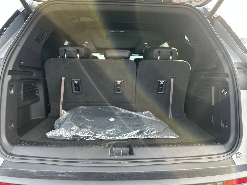 Used 2025 Chevrolet Traverse Z71 w/ LPO, Floor Liner Package AWD/4WD image 9