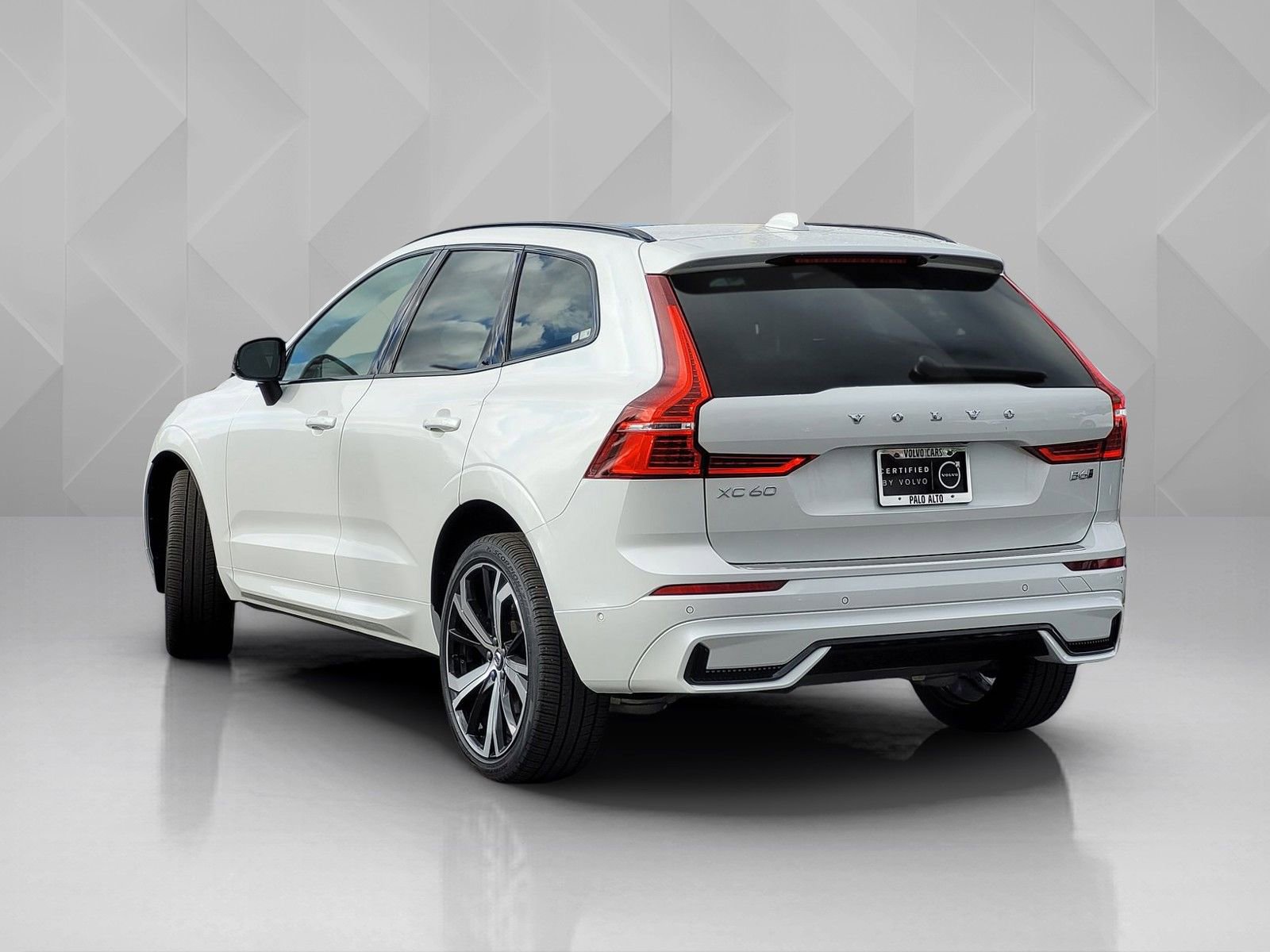 Certified 2023 Volvo XC60 B6 Ultimate w/ Protection Package Premier image 4