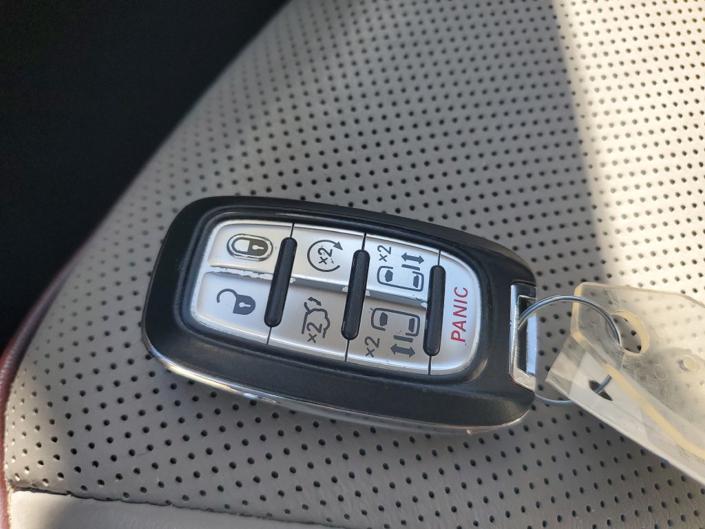 Used 2018 Chrysler Pacifica Limited w/ Advanced Safetytec Group FWD image 29