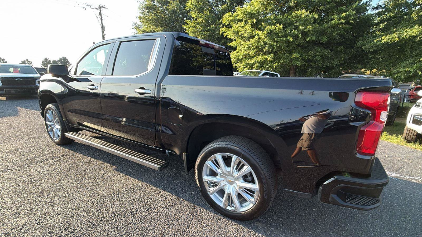 Used 2021 Chevrolet Silverado 1500 High Country w/ Technology Package AWD/4WD image 9