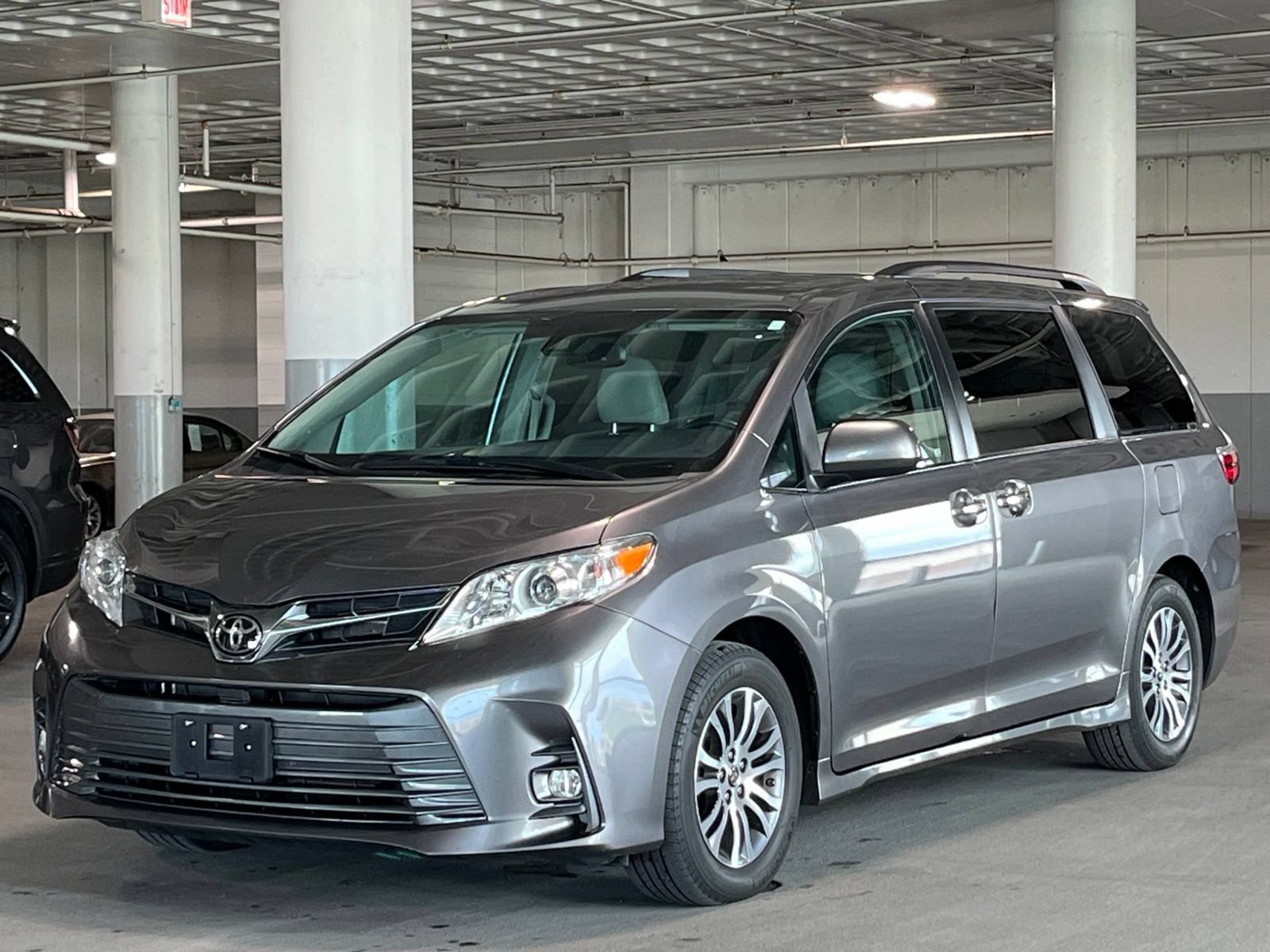 Used 2019 Toyota Sienna XLE w/ XLE Navigation Package FWD image 4