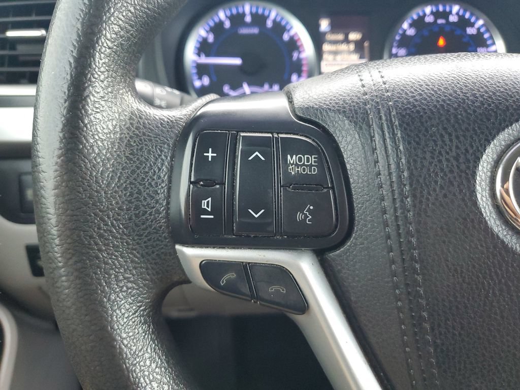 Used 2018 Toyota Highlander LE FWD image 19