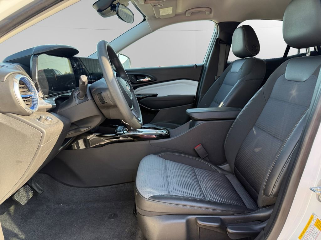 Used 2025 Chevrolet Trax LT FWD image 9