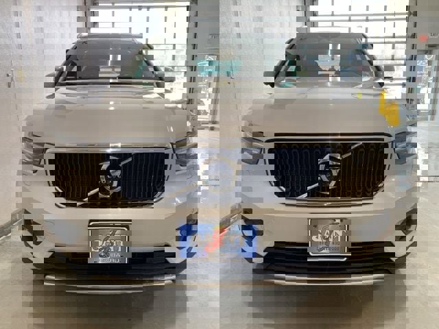 Used 2021 Volvo XC40 T5 Momentum image 4
