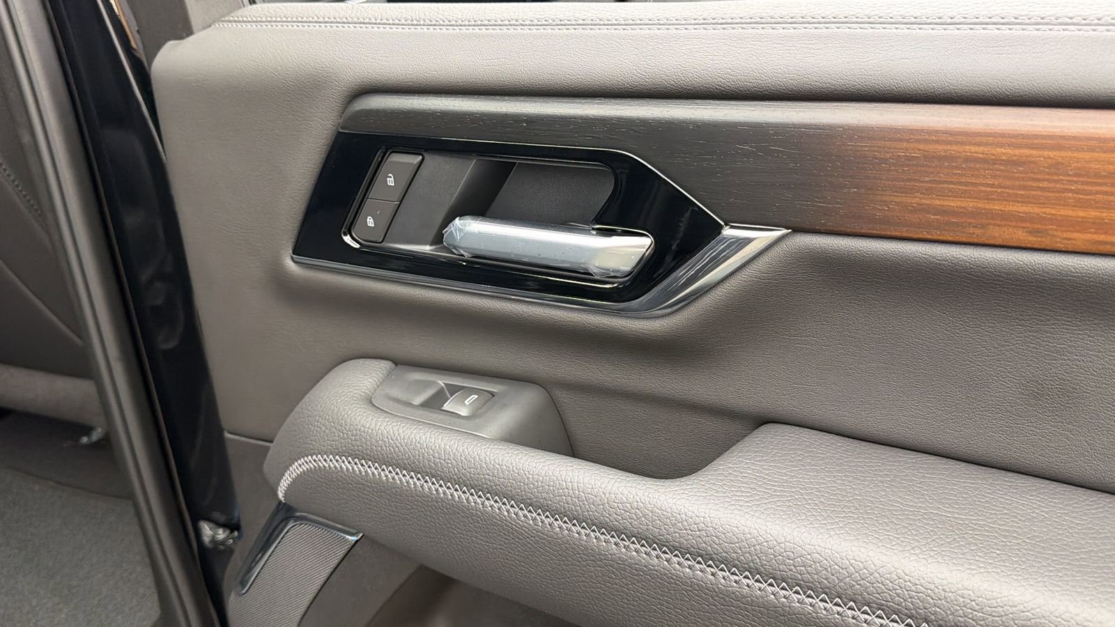 Used 2026 GMC Yukon Denali w/ Sun & Power Step Package AWD/4WD image 41