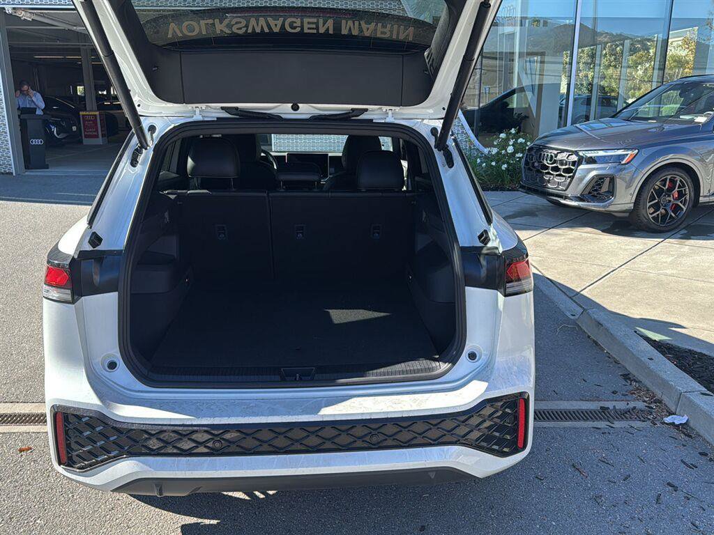 Used 2026 Volkswagen Tiguan SE R-Line FWD image 16