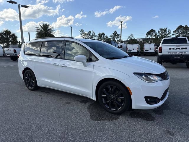Used 2018 Chrysler Pacifica Touring-L Plus FWD image 1