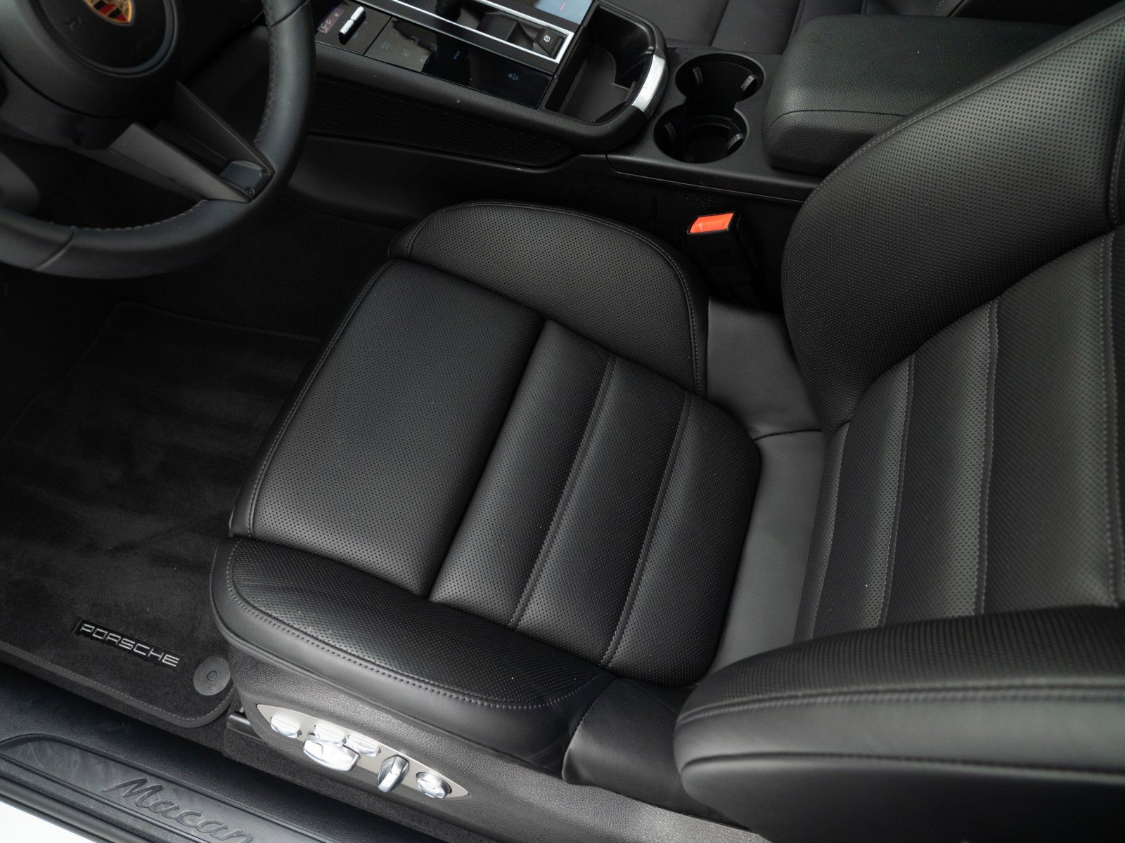 Certified 2025 Porsche Macan AWD/4WD image 16