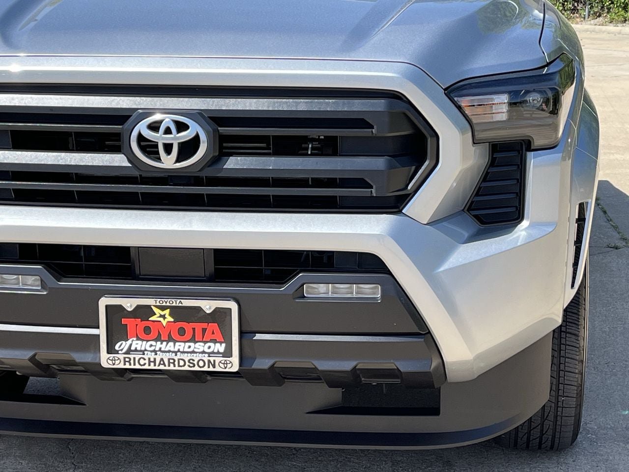 Used 2025 Toyota Tacoma SR5 AWD/4WD image 8