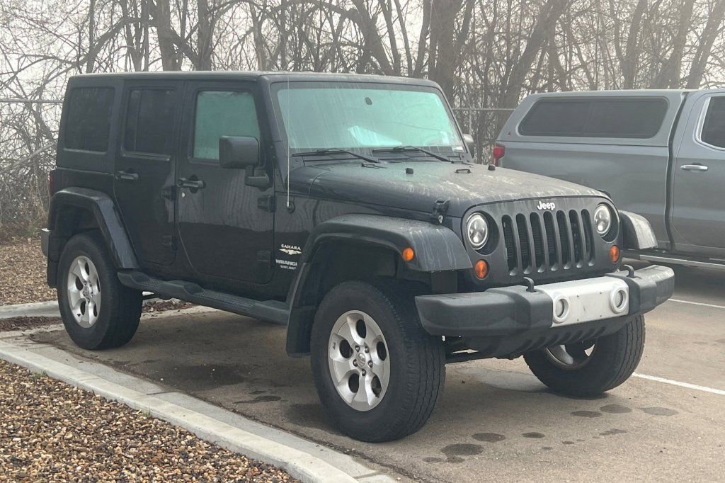 Used 2013 Jeep Wrangler Unlimited Sahara image 2