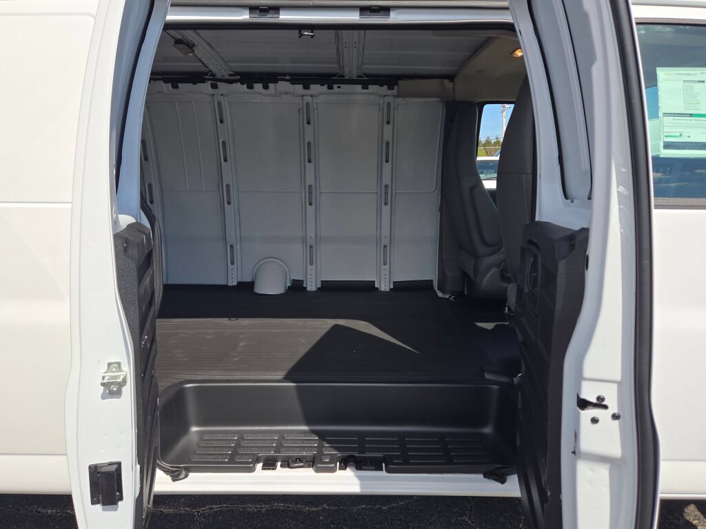 New 2026 Chevrolet Express 2500 Extended w/ Enhanced Convenience Package RWD image 9
