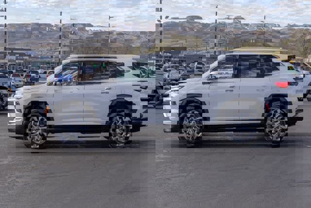 Used 2025 Buick Enclave Preferred AWD/4WD image 3