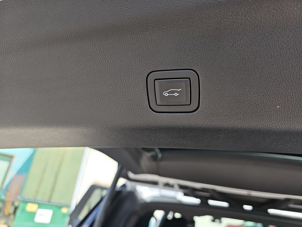 Used 2024 GMC Yukon Denali w/ Advanced Technology Package AWD/4WD image 18