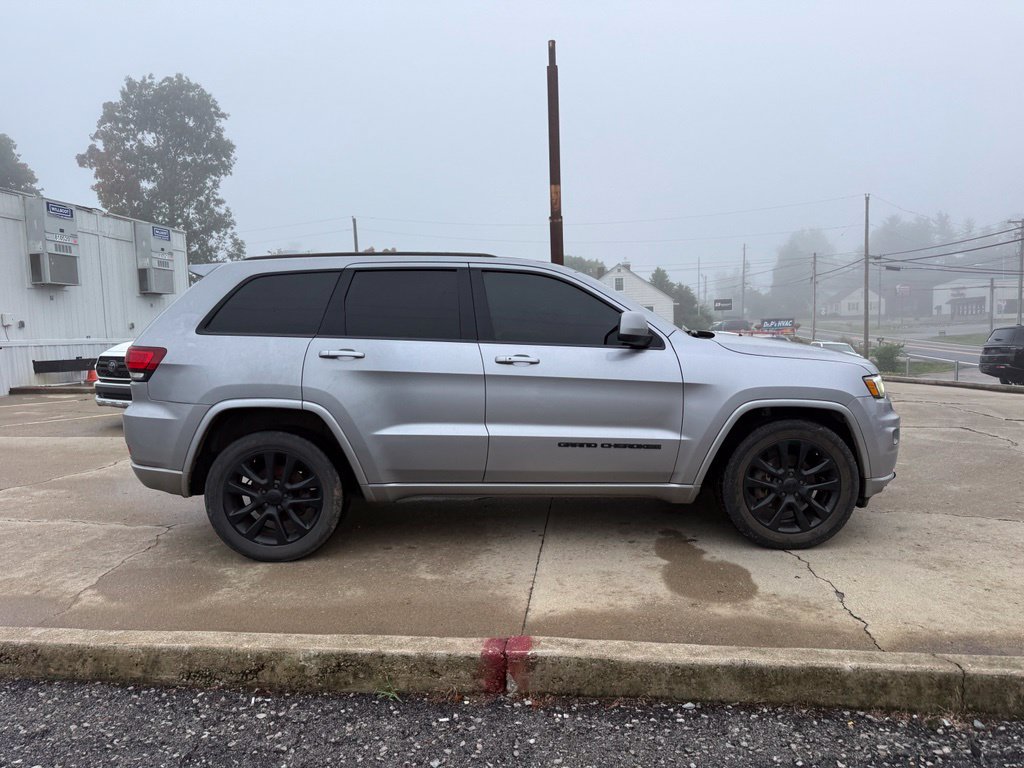 Used 2018 Jeep Grand Cherokee Altitude AWD/4WD image 5