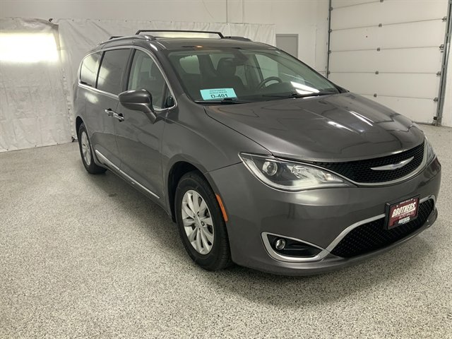Used 2018 Chrysler Pacifica Touring-L image 3